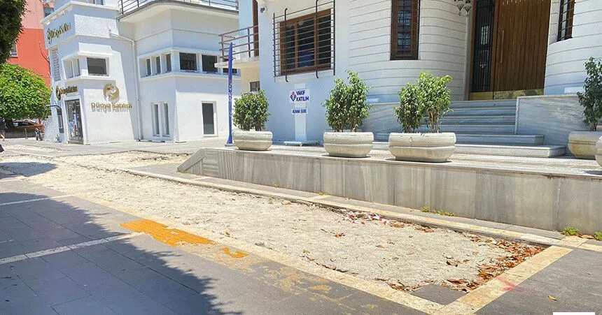 Büyükşehir'e Kaldırım Tepkisi: Bir Haftadır Yapılmayı Bekliyor